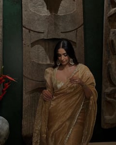 Sonam Kapoor Photos : మనీష్​ మల్హోత్ర డిజైనర్​ శారీలో సోనమ్​ సోయగాలు