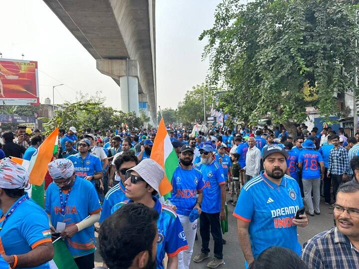 पूरा अहमदाबाद नीले रंग के सागर में डूबा हुआ नजर आया. क्रिकेट फैंस भारतीय जर्सी में मैच देखने के लिए स्टेडियम पहुंचे.