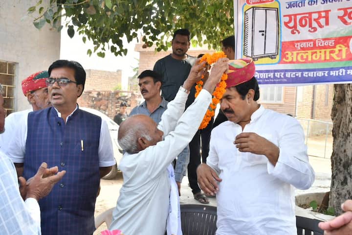 यूनुस खान डीडवाना के हर गांव एवं ढाणी (खेतों में बसावट) में जाने पर वहां के मंदिर में शीश नवाते हैं और लोगों से समर्थन मांगते हैं. वह अपने भाषण की शुरुआत में तेजाजी महाराज का जयकारा भी लगाते हैं. वीर तेजाजी एक राजस्थानी लोक देवता हैं जिन्हें समाज के कई वर्गों विशेषकर जाट समुदाय में पूजा जाता है.