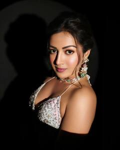 Catherine Tresa Photos:సోషల్ మీడియాలో జోరు పెంచిన సినిమా ఎమ్మెల్యే