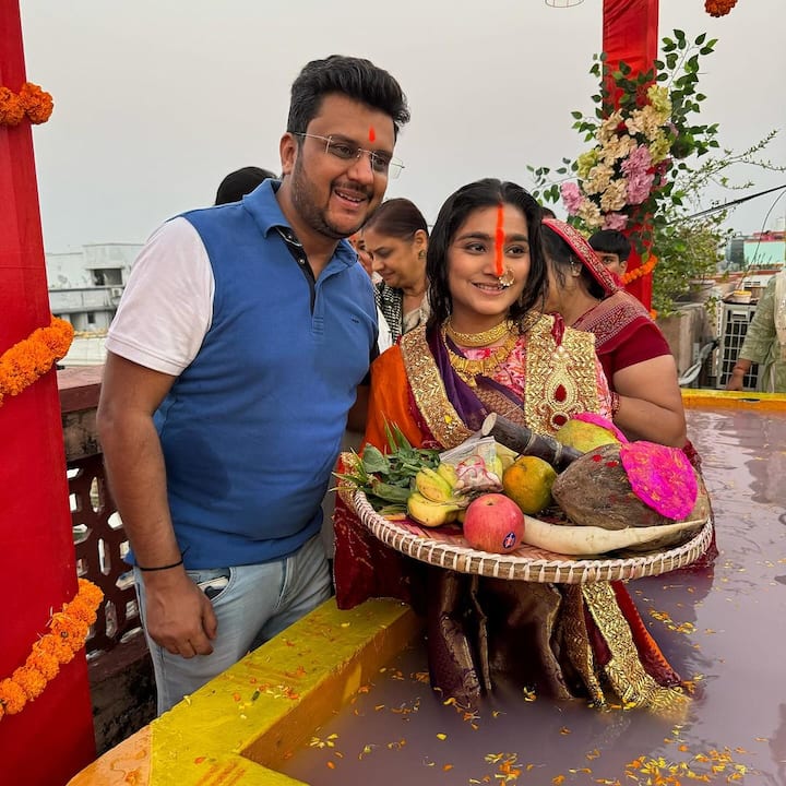 छठ पूजा की कुछ खूबसूरत तस्वीरें नेहा मर्दा ने अपने इंस्टाग्राम अकाउंट पर शेयर की हैं. जिसमें वो लंबी मांग भरे और पूरी तरह सज धज कर अपने पति के साथ पूजा कर रही हैं.