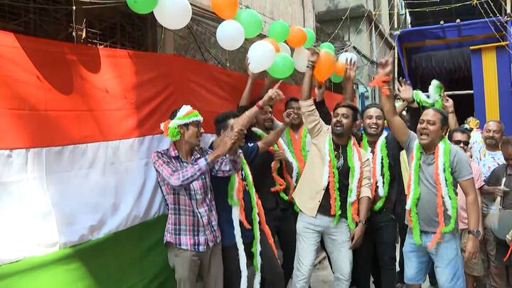 মেন ইন ব্লু-র সমর্থনে পাটুলিতে ড্রাম বাজানোর পাশাপাশি, ইন্ডিয়া ইন্ডিয়া বলে গলা ফাটাচ্ছেন ক্রিকেট-ভক্তরা।