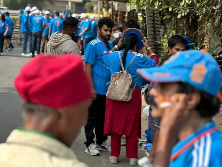 नरेंद्र मोदी स्टेडियम के बाहर नजारा देखने लायक है. भारतीय क्रिकेट फैंस हाथ में झंडा लिए और गालों में तिरंगा लगवाए हुए नजर आ रहे हैं.