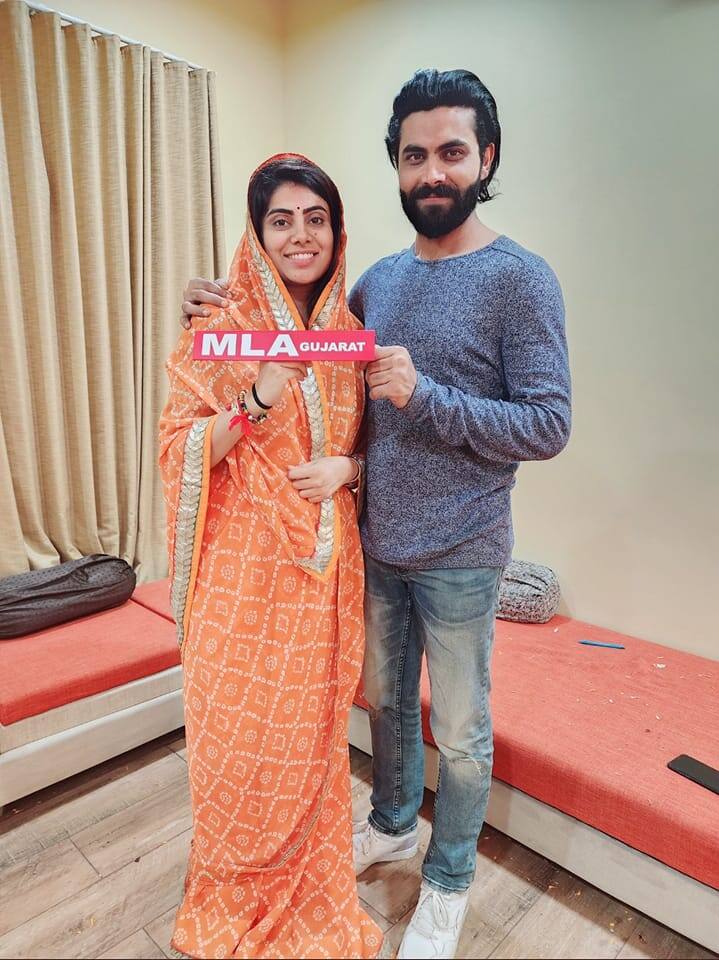 रविंद्र जडेजा – इस लिस्ट में पॉपुलर क्रिकेटर रविंद्र जडेजा की पत्नी का नाम भी शामिल है. जिनका नाम रिवाबा जडेजा है. रिवाबा अपनी सादगी के लिए फैंस के बीच काफी फेमस हैं. जो अक्सर साड़ी में ही नजर आती हैं. रिवाबा राजनीति की दुनिया में एक्टिव हैं.