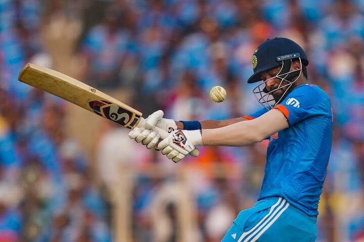 ऑस्ट्रेलियाच्या गोलंदाजांनी हा निर्णय सार्थ ठरवत भारताला एकापाठोपाठ एक धक्के दिले. रोहित शर्माने वादळी सुरुवात करुन दिली, पण त्यानेही विकेट फेकली.