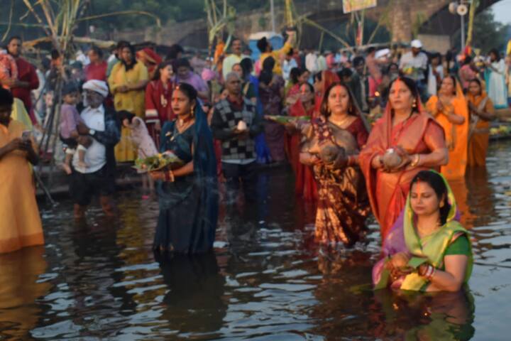 छठी मैया और छठ पूजा के व्रतधारियों के स्वागत के लिए सतरंगी रंगोली से घाटों और तालाबों के परिसर को महापौर जगत बहादुर सिंह अन्नू ने खूबसूरत ढंग से सजवाया जहां सभी व्रतधारी साफ स्वच्छ और सुंदर वातावरण में शाम की पूजा की.