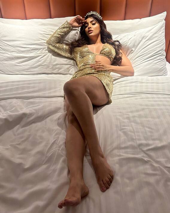 आकांक्षा पुरी फोटो: आकांक्षा पुरी ने शॉर्ट ड्रेस पहनकर बेड पर हॉट पोज दिया