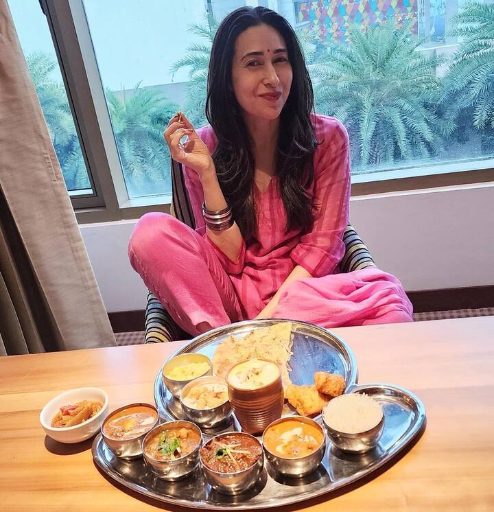 वहीं अरदास के बाद करिश्मा कपूर अपने होटल पहुंची और वहां उन्होंने अमृतसर के स्पेशल खाने का मजा लिया है. एक्ट्रेस अमृतसरी कुल्चा एंजॉय करती हुई दिखाई दीं.