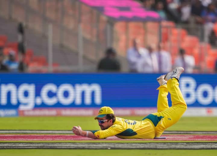 विराट कोहली बाद झाल्यानंतर राहुलने जाडेजाच्या साथीने डाव सावरण्याचा प्रयत्न केला. विराट कोहलीने 63 चेंडूमध्ये चार चौकारांच्या मदतीने 54 धावांची खेळी केली.