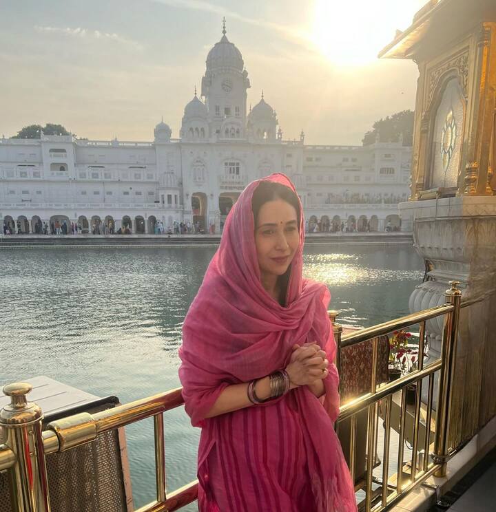 अमृतसर में करिश्मा कपूर ने गोल्डन टेंपल में माथा टेका. इस दौरान एक्ट्रेस पिंक सूट में सिर पर दुपट्टा ओढ़े बहुत ही सुंदर लग रही थी.