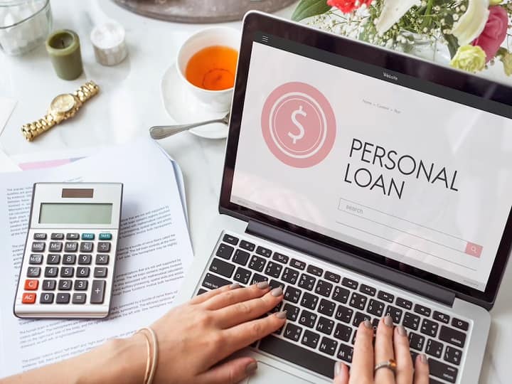 Personal Loan Interest Rate: अगर आपको अचानक पैसों की जरूरत पड़ गई है तो आप पर्सनल लोन के लिए अप्लाई कर सकते हैं. हम आपको उन बैंकों के बारे में बता रहे हैं जहां सबसे सस्ता पर्सनल लोन मिल रहा है.