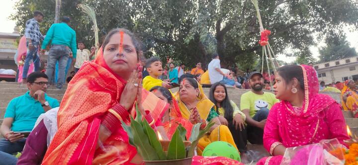 बिहार और पूर्वांचल में छठ महापर्व को हर्षोल्लास के साथ मनाया जा रहा है. आज रविवार को तीसरे दिन वाराणसी के अस्सी घाट पर श्रद्धालुओं का जन सैलाब उमड़ पड़ा.