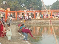 Chhath Puja 2023: कुशीनगर में छठ पूजा का उत्साह, डूबते सूर्य को अर्घ्य देने घाट पर पहुंची महिलाएं, देखें तस्वीर