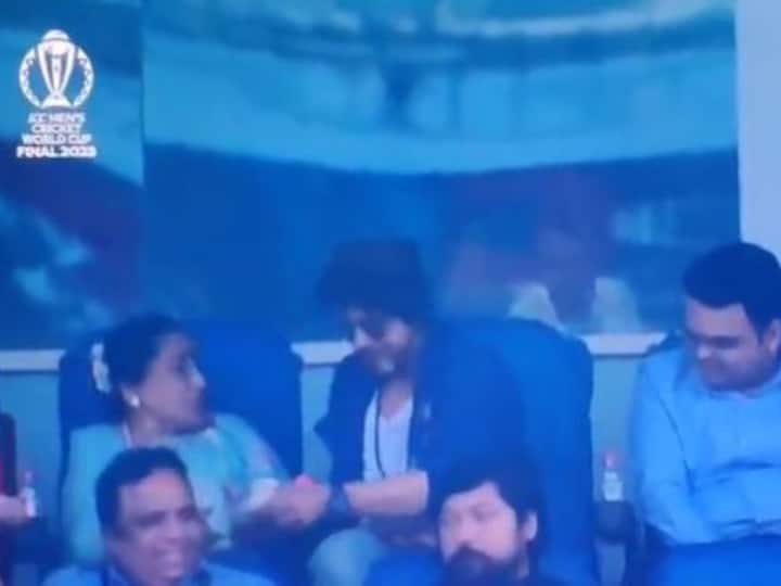 Shah Rukh Khan Proves He Is The Most Humble Superstar; Watch Him Help Asha Bhosle At IND vs AUS CWC Final 2023 Shah Rukh Khan Proves He Is The Most Humble Superstar; Watch Him Help Asha Bhosle At IND vs AUS CWC Final