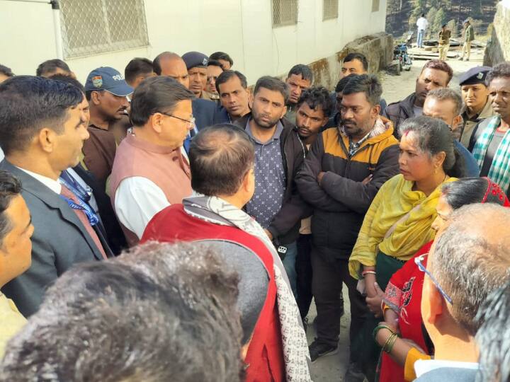 Uttarkashi Tunnel Accident update CM Pushkar Singh Dhami along with union minister Nitin Gadkari visit site Uttarkashi Tunnel Accident: सुरंग में फंसे मजदूरों के परिजनों से CM धामी ने की मुलाकात, कहा- 'मुसीबत की घड़ी में सरकार आपके साथ'