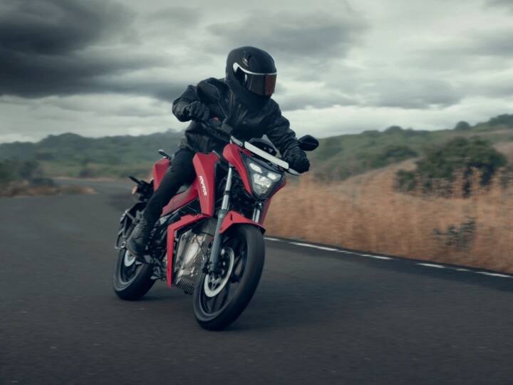 इस लिस्ट में टॉर्क मोटर्स क्राटोस इलेक्ट्रिक बाइक भी मौजूद है. जिसकी शुरुआती कीमत 1.67 लाख रुपए एक्स-शोरूम है और सिंगल चार्ज पर इसकी राइडिंग रेंज 167 किमी तक की है.