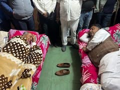 एक्शन मोड में दिग्विज सिंह, मृतक सलमान को न्याय दिलाने के लिए धरने पर बैठे, खटिया पर बिताई रात