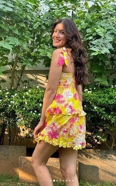 Shanaya Kapoor: ਫਲੋਰਲ ਸ਼ਾਰਟ ਡਰੈੱਸ 'ਚ ਨਜ਼ਰ ਆਈ ਸ਼ਨਾਇਆ ਕਪੂਰ, ਸਿਜ਼ਲਿੰਗ ਅੰਦਾਜ਼ ਦੇਖ ਫੈਨਜ਼ ਹੋਏ ਦੀਵਾਨੇ