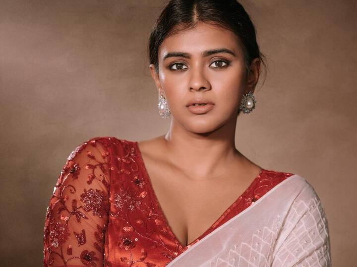 Hebah Patel Looks : హెబ్బా పటేల్ న్యాచురల్​ లుక్​లో ఫోటోషూట్ చేసింది. డస్కీ లుక్​లో సోషల్ మీడియాలో హల్ చల్ చేస్తుంది.