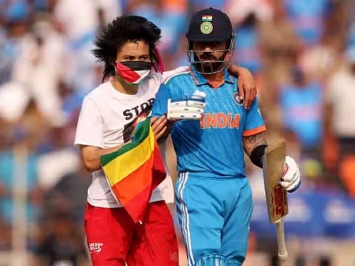 India Vs Australia Final : पॅलेस्टाईन समर्थक क्रिकेट चाहत्याने थेट मैदानावर धडक मारली. विराट फलंदाजी करत असताना हा क्रिकेटप्रेमी मैदानात शिरला. सुरक्षा रक्षकांनी तातडीने ताब्यात मैदानाबाहेर काढले.