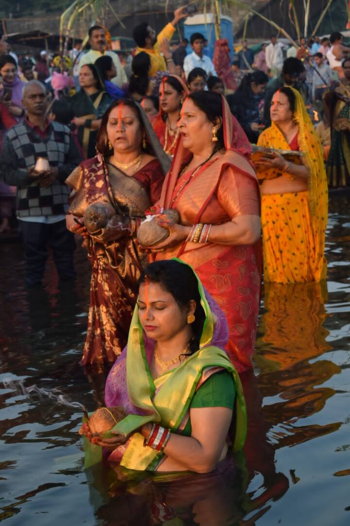 MP Chhath Puja 2023: उत्तर भारत के प्रमुख त्यौहार छठ महापर्व दिनांक 17 अक्टूबर से प्रारंभ हो गया है. यह पर्व नदी और तालाबों के किनारे भगवान सूर्य की उपासना के साथ शुरू होगा.