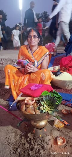 Chhath Puja 2023: बिहार में महिलाओं ने दिया सूर्य को संध्या अर्घ्य, छठ पूजा के रंग में रंगा देश, देखें तस्वीरें
