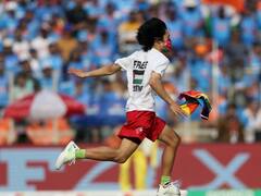 मुंह पर मास्‍क, टी शर्ट के पीछे किस देश का झंडा लेकर विराट कोहली के कंधे से लटका फैन?