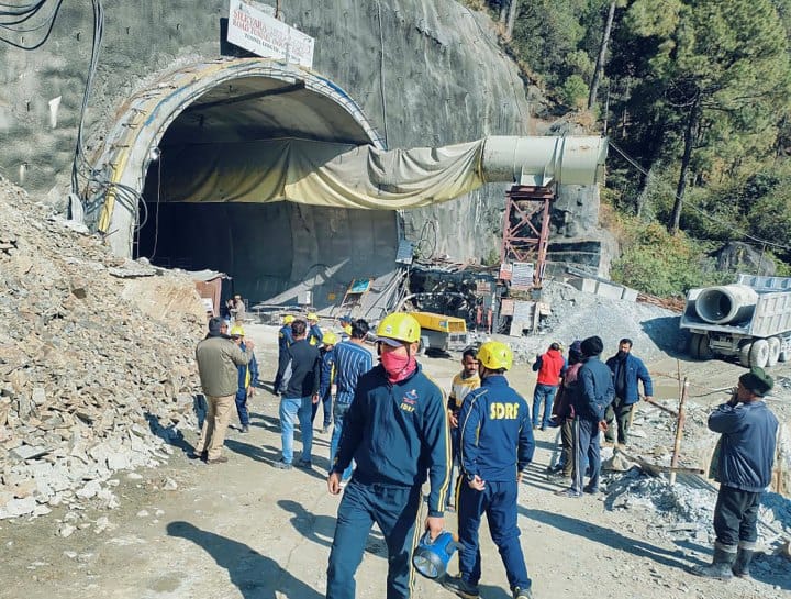 uttarakhand uttarkashi tunnel accident 8 days rescue operation 41 labour trapped no one rescud Uttarakhand: उत्तराखंडातील बोगद्यात अडकलेल्या 41 मजुरांची 8 दिवसानंतरही सुटका नाही, मृत्यूशी झुंज सुरू