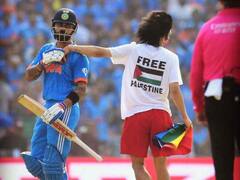 ग्राउंड में फ्री फिलिस्तीन की टी शर्ट पहनकर घुसने वाला कौन है? खुद ही चिल्लाकर बताया- मेरा नाम...