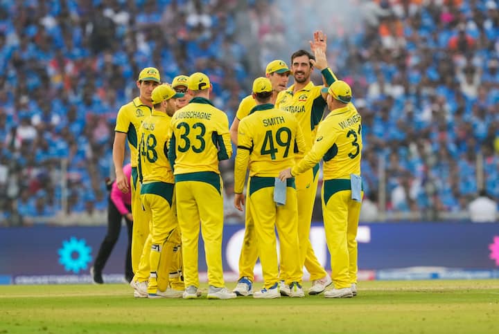 अखेरीस मोहम्मद सिराज याने 8 चेंडूत 9 धावांची खेळी केली. यामध्ये एका चौकाराचा समावेश आहे. कुलदीप यादव याने 18 चेंडूत 10 धावांचे योगदान दिले.