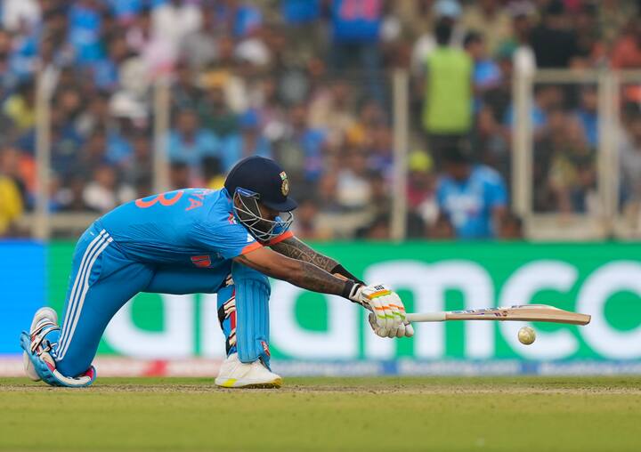 अहमदाबादच्या नरेंद्र मोदी स्टेडियमवर विश्वचषकाच्या फायनल सामन्यात ऑस्ट्रेलियाचा कर्णधार पॅट कमिन्स याने नाणेफेक जिंकून प्रथम गोलंदीज करण्याचा निर्णय घेतला.