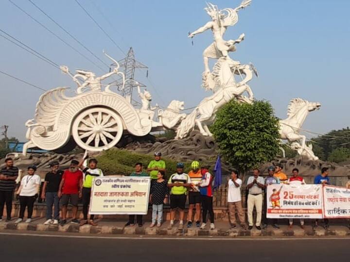 जिला स्वीप नोडल अधिकारी ममता तिवारी ने बताया कि समावेशी वोकेथॉन में मतदाताओं को गीत, नारे (25 नवंबर नोट करें निर्भय होकर वोट करें) (छोड़कर अपने सारे काम पहले करेंगे हम मतदान) इत्यादि के माध्यम से मत देने के लिए प्रेरित किया. साथ ही मतदाताओं को लोकतंत्र के इस महापर्व में हर्षाल्लास के साथ वोट देकर अपनी भागीदारी सुनिश्चित करने का संकल्प दिलाया.