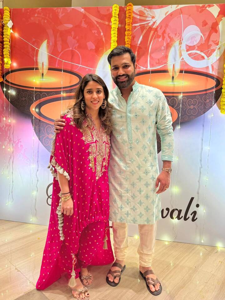 रोहित शर्मा – लिस्ट का दूसरा नाम इंडियन क्रिकेट टीम के कप्तान रोहित शर्मा का है. रोहित की वाइफ का नाम रितिका सजदेह है. जो बेहद खूबसूरत और स्टाइलिश हैं.