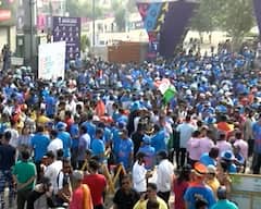 Photos: ભારત-ઓસ્ટ્રેલિયા વર્લ્ડકપ ફાઈનલને લઈ નરેન્દ્ર મોદી સ્ટેડિયમ બહાર કેવો છે માહોલ, જુઓ તસવીરો