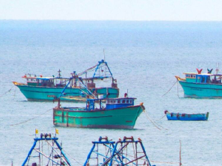 Sri Lankan Navy atrocity 22 Tamil Nadu fishermen arrested for catching fish across the border Fishermen Arrest:  இலங்கை கடற்படை அட்டூழியம்..! எல்லை தாண்டி மீன் பிடித்ததாக 22 தமிழக மீனவர்கள் கைது..!