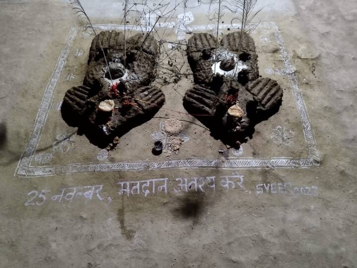 कोटा में वैसे तो मतदान प्रतिशत अच्छा रहता है, लेकिन इस बार शत प्रतिशत मतदान के लिए घर-घर प्रयास किया जा रहा है. कहीं साइकिल रैली संदेश दे रही है, तो कहीं नुक्कड नाटक तो कहीं सार्वजनिक सभाओं में मतदान का संदेश दिया जा रहा है. कहीं लोक पर्व का सहारा लिया जा रहा है, तो कहीं युवा और अन्य संस्थाओं के माध्यम से शत प्रतिशत मतदान की और प्रयास किया जा रहा है.