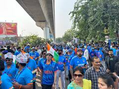 IND vs AUS Final: আমদাবাদে তুঙ্গে উন্মাদনা! তেরঙ্গা-পোস্টার হাতে স্টেডিয়ামের সামনে 'নীল সমুদ্র'