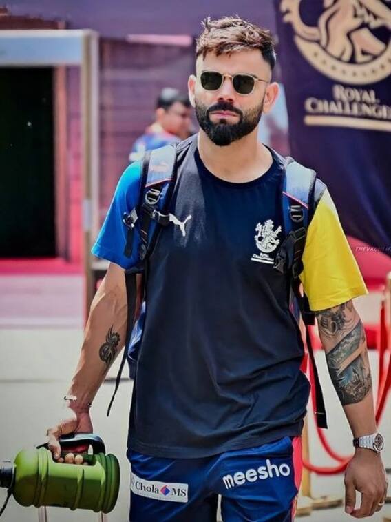 मैदान में खिलाड़ी बार-बार क्या पीते रहते हैं?