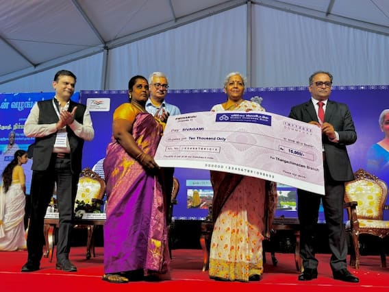 PM SVANidhi: इन जरूरतमंदों को मिला पीएम स्वनिधि का लाभ, वित्त मंत्री ने सौंपे सैंक्शन लेटर और चेक