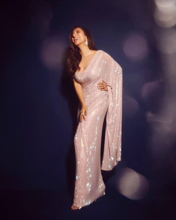 Sophie Choudry: Singer Sophie Choudry shared bold pictures in saree, fans were surprised to see her hot look. Sophie Choudry: Singer Sophie Choudry shared bold pictures in saree, fans were surprised to see her hot look.