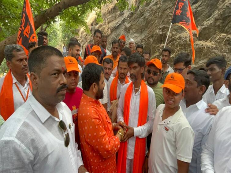 Manoj Jarange on Raigad Reached Raigad Fort without taking slippers Maratha Reservation Manoj Jarange : अनवाणी पायांनी रायगड सर, राजदरबारी दंडवत; मनोज जरांगेंची शिवभक्ती