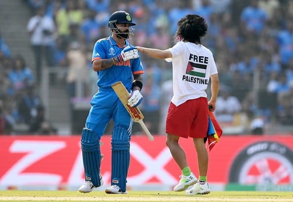 Before this incident, British prankster Daniel Jarvis, known as Jarvo 69, infiltrated the field of play last month wearing an India kit and approached Virat Kohli. (Photo: Getty Images)