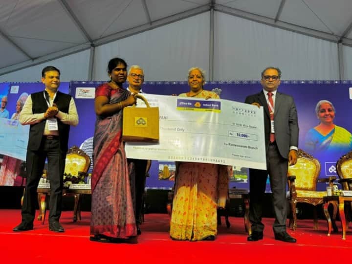 PM SVANidhi Scheme: केंद्र सरकार फुटपाथ पर सामान बेचने वाले स्ट्रीट वेंडर्स के लिए पीएम स्वनिधि योजना नाम की स्कीम चला रही है.