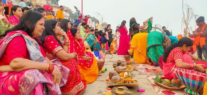 श्रद्धालुओं की भीड़ के आगे पांव रखने तक की जगह नहीं थी. घर से लेकर छठ घाट तक जानेवाले रास्तों पर माहौल भक्तिमय था.