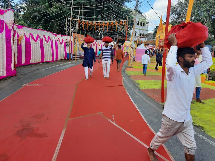 आज अस्ताचलगामी भगवान सूर्य को अर्घ्य देंगे. बताया जाता है कि यह आदिकाल से चला आ रहा पर्व ऋग्वेद में वर्णन है. जो सूर्य की उपासना और पूजन का उल्लेख है.
