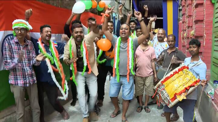 উত্তর কলকাতার বিডন স্ট্রিটে ভারতীয় দলের জয়ের কামনায় মঙ্গল-যজ্ঞের আয়োজন করেছে আহিরীটোলা যুবকবৃন্দ।
