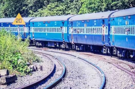 ਤੁਹਾਨੂੰ ਆਪਣੀ ਐਮਰਜੈਂਸੀ ਸਾਬਤ ਕਰਨ ਵਾਲੇ ਸਾਰੇ ਦਸਤਾਵੇਜ਼ ਚੀਫ ਰਿਜ਼ਰਵੇਸ਼ਨ ਸੁਪਰਵਾਈਜ਼ਰ ਨੂੰ ਦੇਣੇ ਹੋਣਗੇ ਅਤੇ ਇੱਕ ਫਾਰਮ ਭਰਨਾ ਹੋਵੇਗਾ। ਫਿਰ ਇਸ ਫਾਰਮ 'ਤੇ ਕਿਸੇ ਗਜ਼ਟਿਡ ਅਧਿਕਾਰੀ ਵਲੋਂ ਦਸਤਖਤ ਕਰਵਾਉਣੇ ਪੈਂਦੇ ਹਨ ਅਤੇ ਫਿਰ ਸੀਟ ਕਨਫਰਮ ਹੁੰਦੀ ਹੈ।