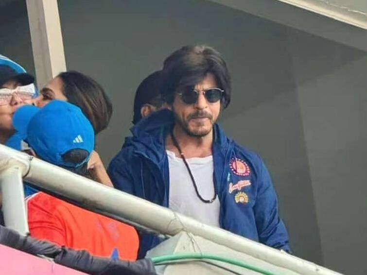 Bollywood Star Shah Rukh Khan Proves He Is The Most Humble Superstar Watch Him Help Asha Bhosle At IND vs AUS CWC Final Shah Rukh Khan: বিশ্বকাপের ফাইনালে গ্যালারিতে আশা ভোঁসলেকে সাহায্য শাহরুখের, ফের প্রমাণ করলেন তিনিই 'সবচেয়ে বিনয়ী' তারকা!