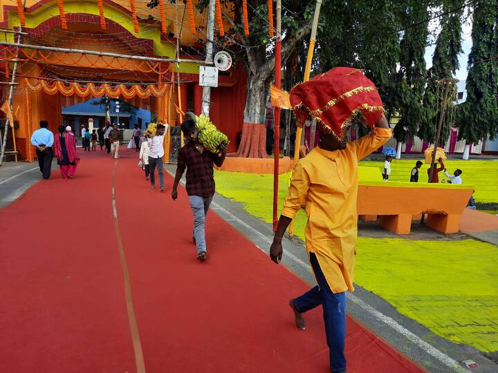 छठव्रती निर्जलाव्रत रख कर इस पावन पर्व को नेम निष्ठां से बड़ी श्रद्धा के साथ मनाती है. चार दिन तक चलने वाली इस महापर्व में स्वच्छता और शुद्धता के साथ मनाया जाता है.