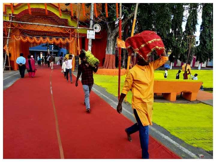Chhath Puja 2023 in Dumka: लोक आस्था का महापर्व छठ का तीसरे दिन रविवार को उपराजधानी दुमका में श्रद्धालुओं का छठ घाटों पर आना शुरू हो गया है.